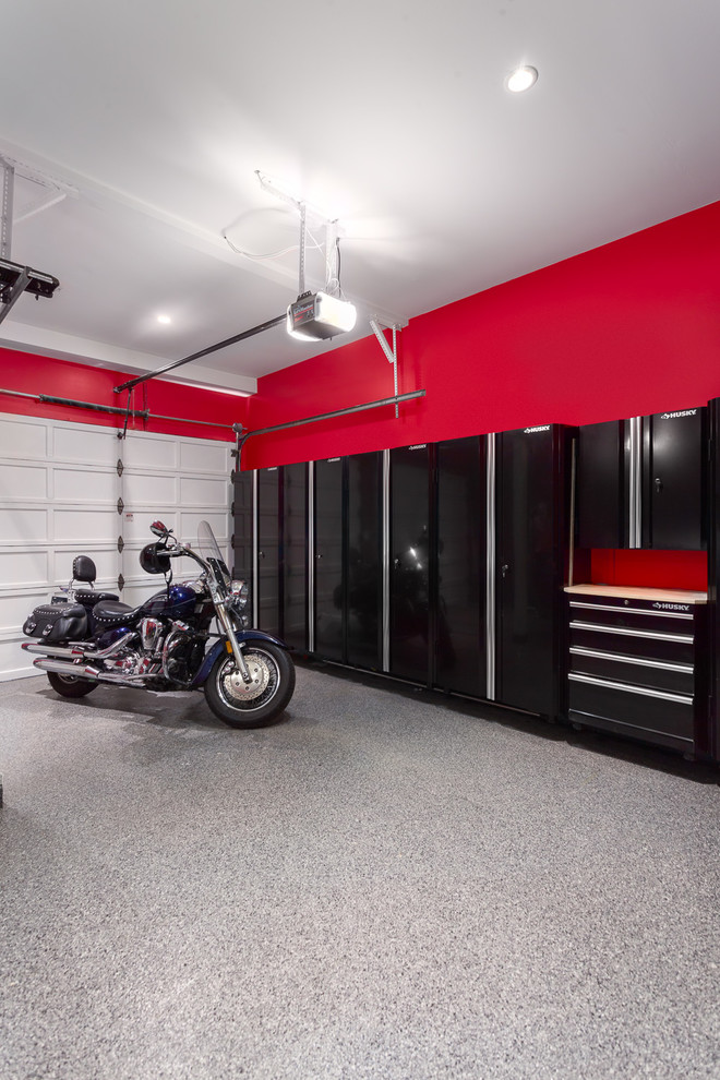 Réalisation d'un garage pour une voiture attenant tradition de taille moyenne avec un bureau, studio ou atelier.