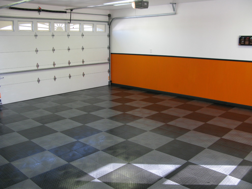 На фото: пристроенный гараж среднего размера в современном стиле для двух машин