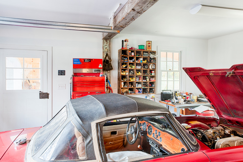 Источник вдохновения для домашнего уюта: большой отдельно стоящий гараж в стиле кантри с мастерской для четырех и более машин