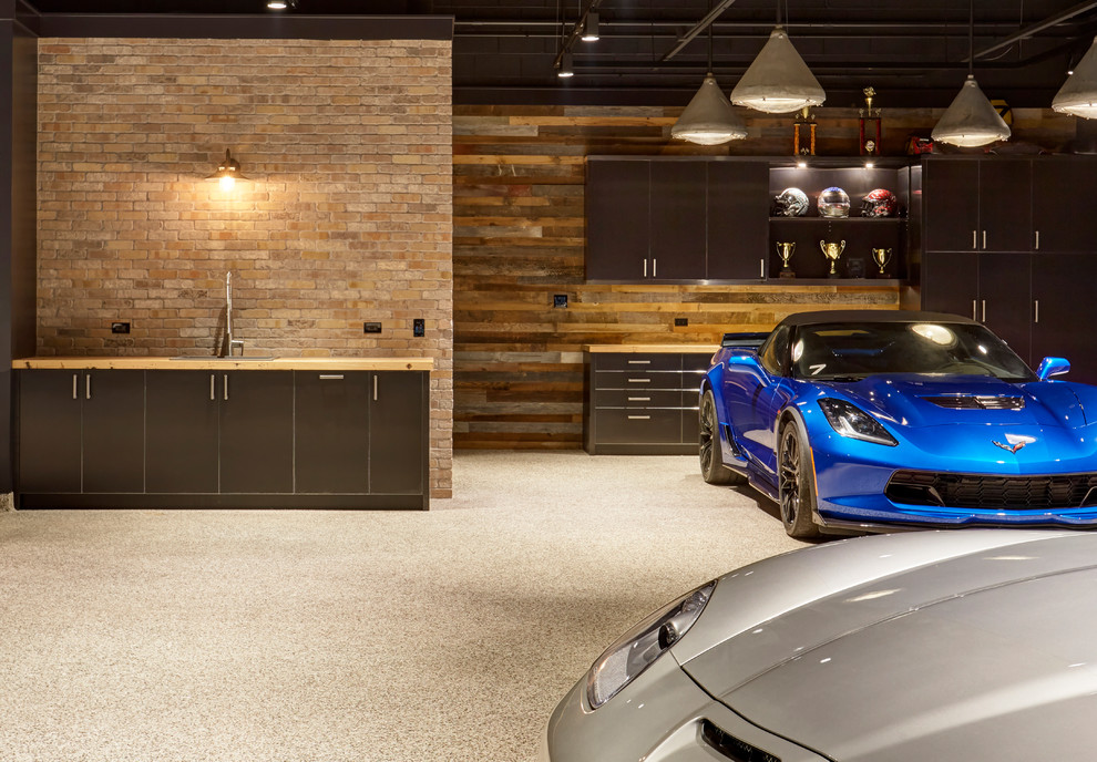 На фото: огромный отдельно стоящий гараж в стиле лофт с навесом для автомобилей для четырех и более машин с