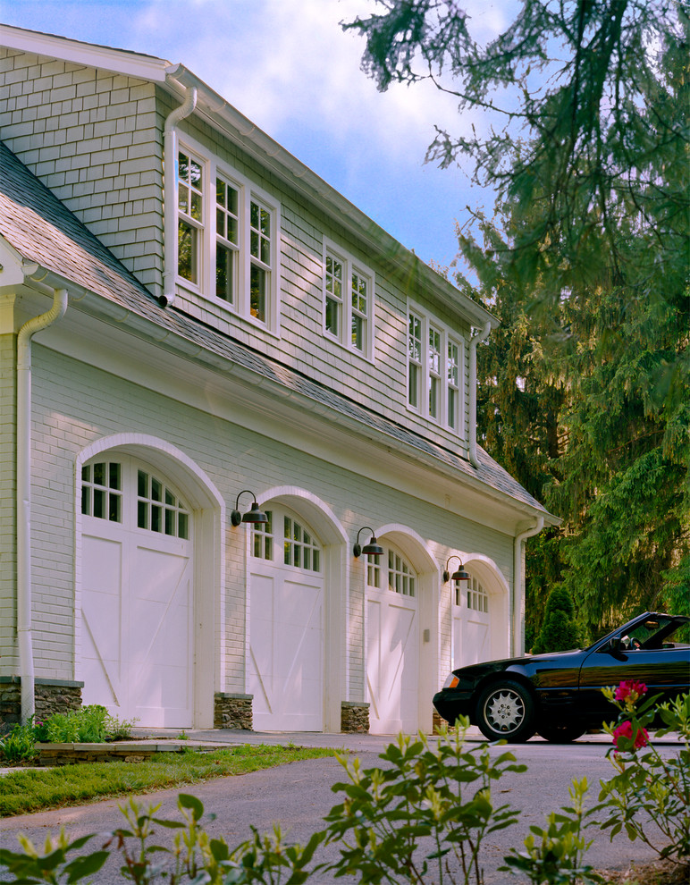 Diseño de garaje adosado contemporáneo grande para tres coches