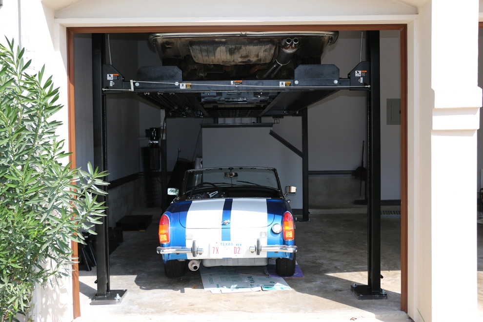 Foto på en stor funkis tillbyggd garage och förråd