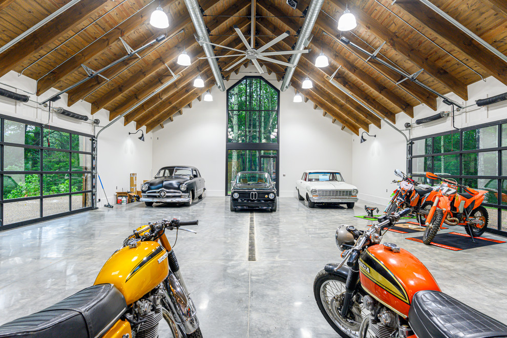 Cette image montre un très grand garage pour quatre voitures ou plus séparé urbain avec un bureau, studio ou atelier.