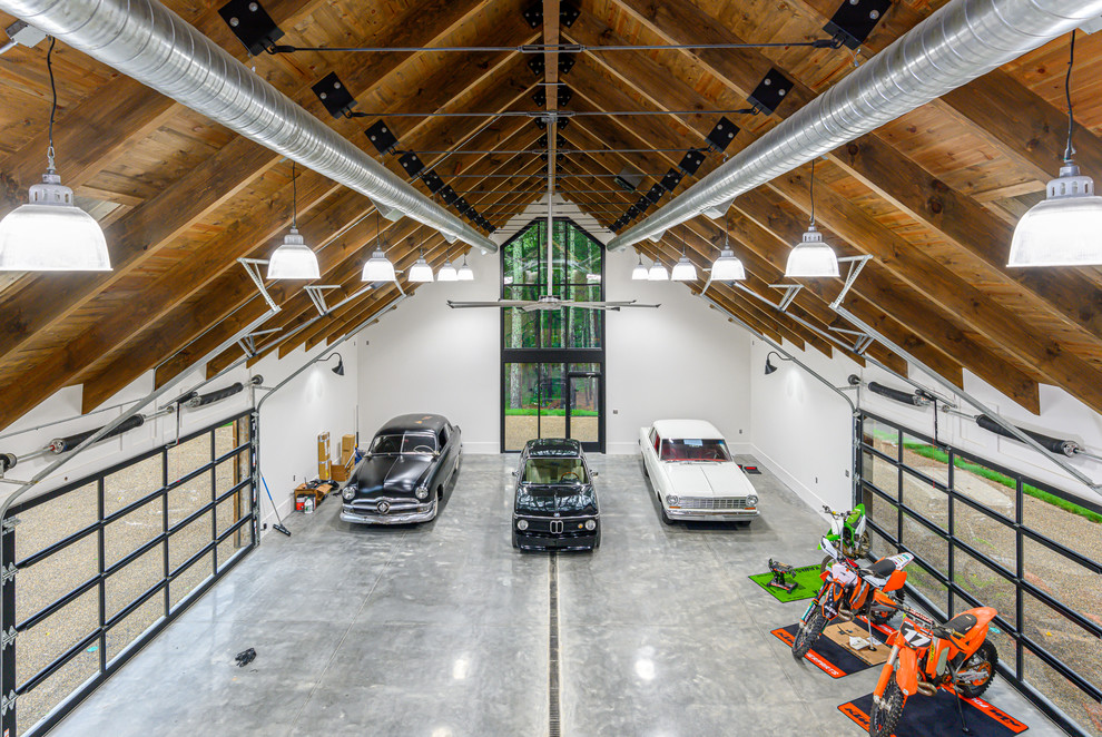 Idee per un ampio garage per quattro o più auto indipendente industriale con ufficio, studio o laboratorio