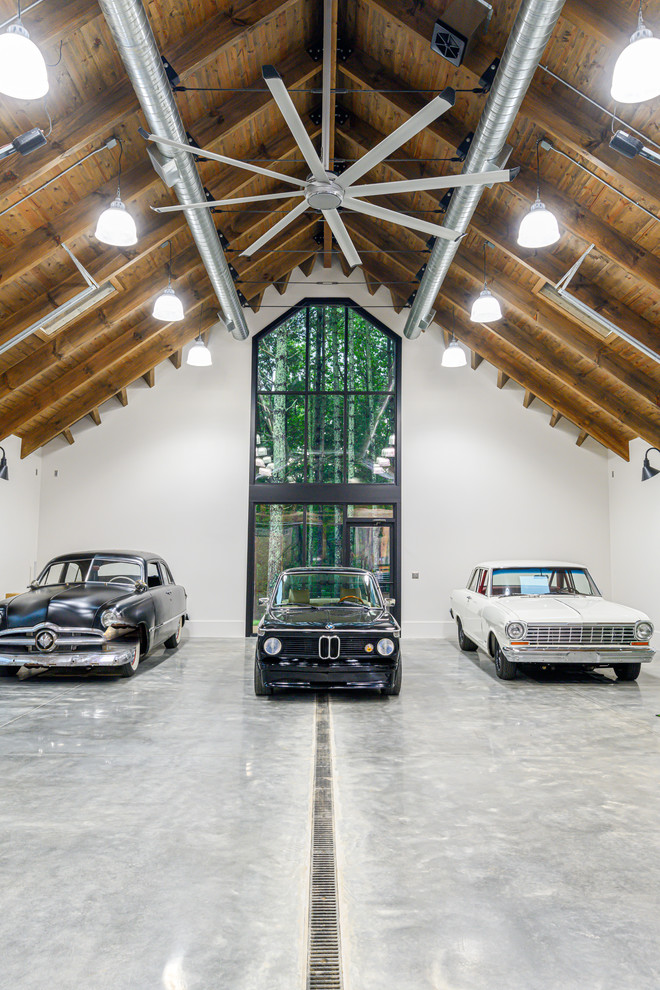 Réalisation d'un très grand garage pour quatre voitures ou plus séparé urbain avec un bureau, studio ou atelier.