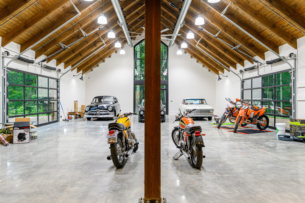Aménagement d'un très grand garage pour quatre voitures ou plus séparé industriel avec un bureau, studio ou atelier.