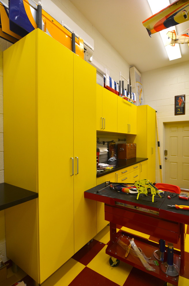 Источник вдохновения для домашнего уюта: пристроенный гараж среднего размера в стиле фьюжн с мастерской для двух машин