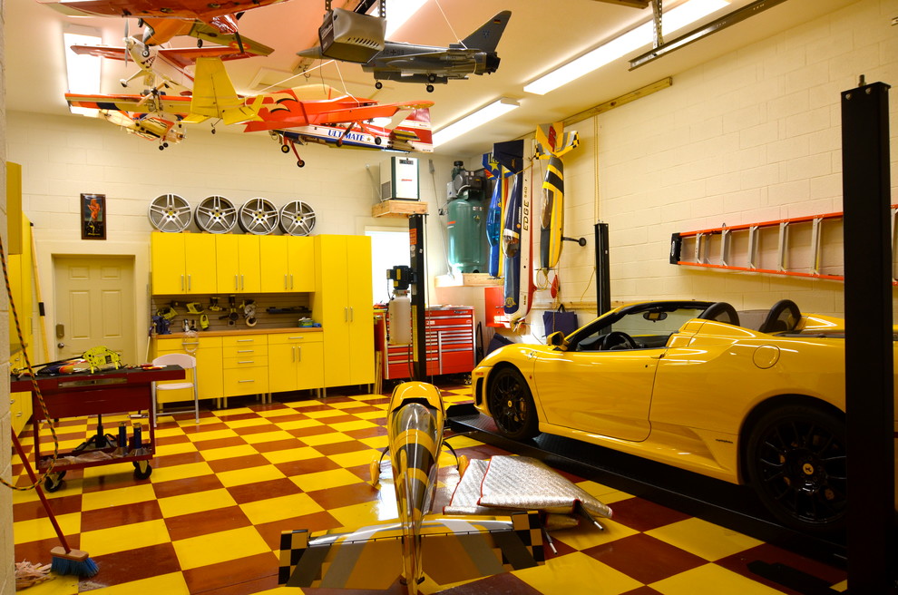 Cette image montre un garage pour deux voitures attenant bohème de taille moyenne avec un bureau, studio ou atelier.