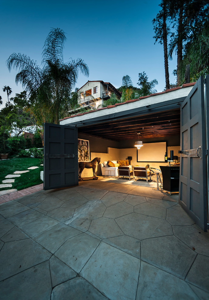 Inspiration for a timeless garage remodel in Los Angeles
