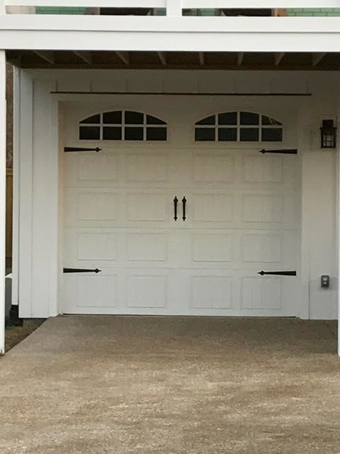 Exemple d'un petit garage pour une voiture attenant craftsman avec une porte cochère.
