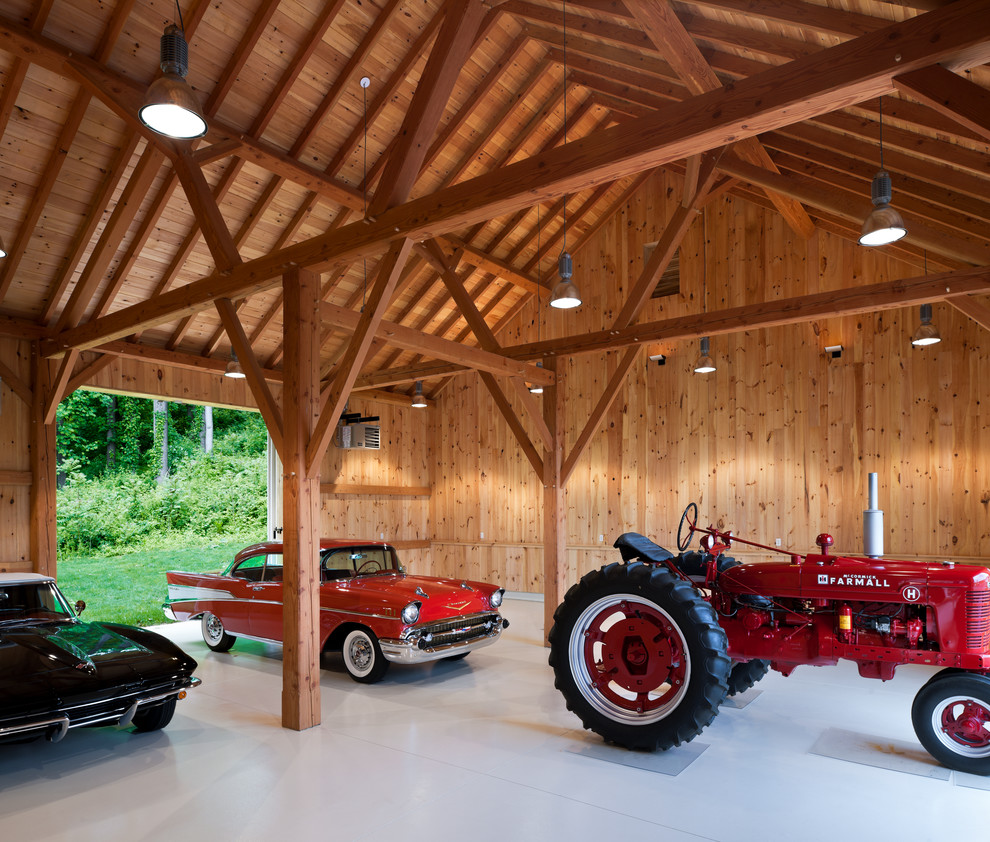 Cette image montre un très grand garage pour quatre voitures ou plus rustique.