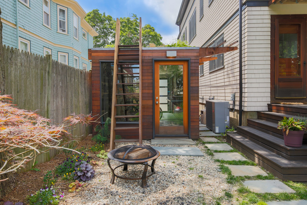 Freistehende, Mittelgroße Moderne Garage als Arbeitsplatz, Studio oder Werkraum in Boston