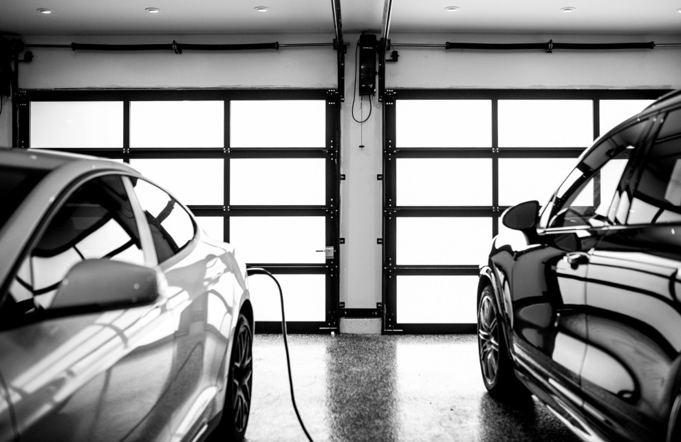Foto di un ampio garage per quattro o più auto connesso minimal