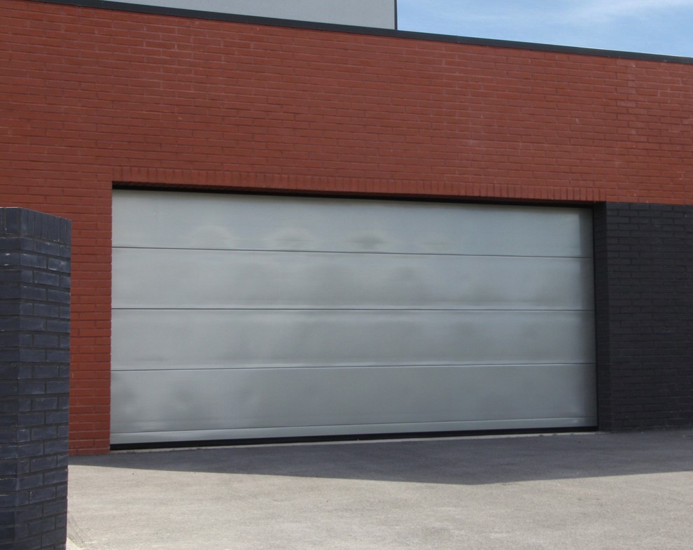 Свежая идея для дизайна: большой пристроенный гараж в стиле лофт для двух машин - отличное фото интерьера
