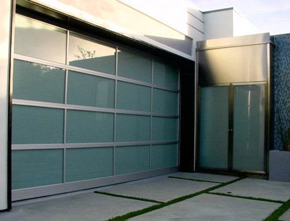 Свежая идея для дизайна: пристроенный гараж среднего размера в стиле лофт для одной машины - отличное фото интерьера