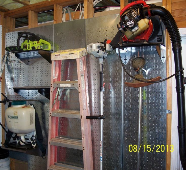 Industriell inredning av en garage och förråd
