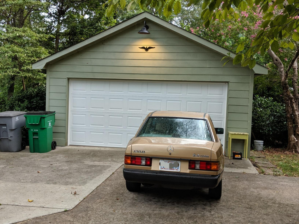 Exempel på en lantlig fristående garage och förråd