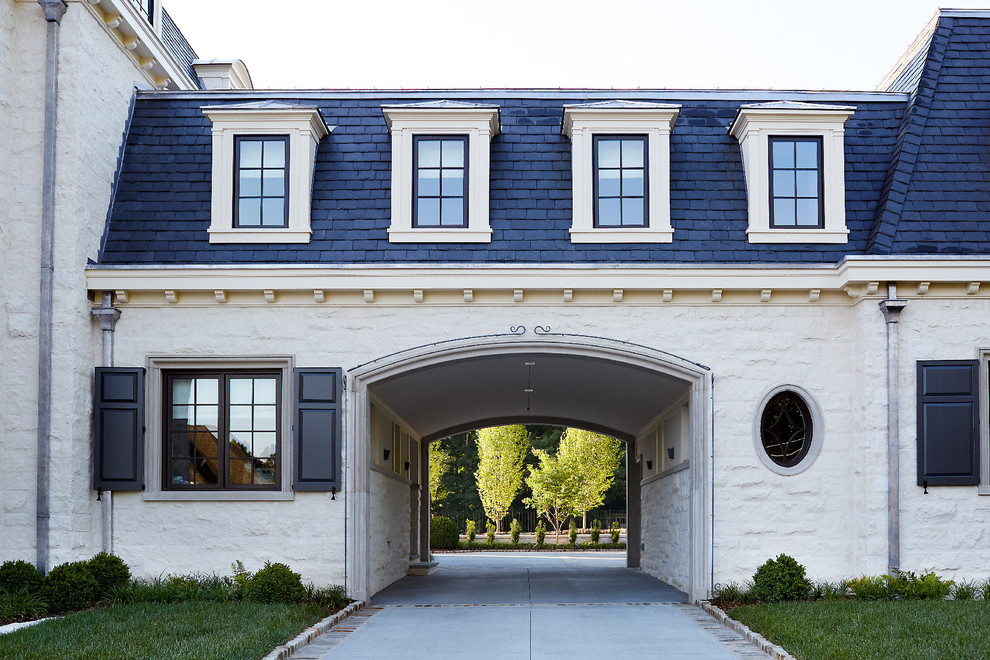 Immagine di un garage con passo carraio chic