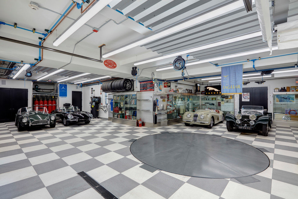 Cette image montre un garage pour quatre voitures ou plus traditionnel.