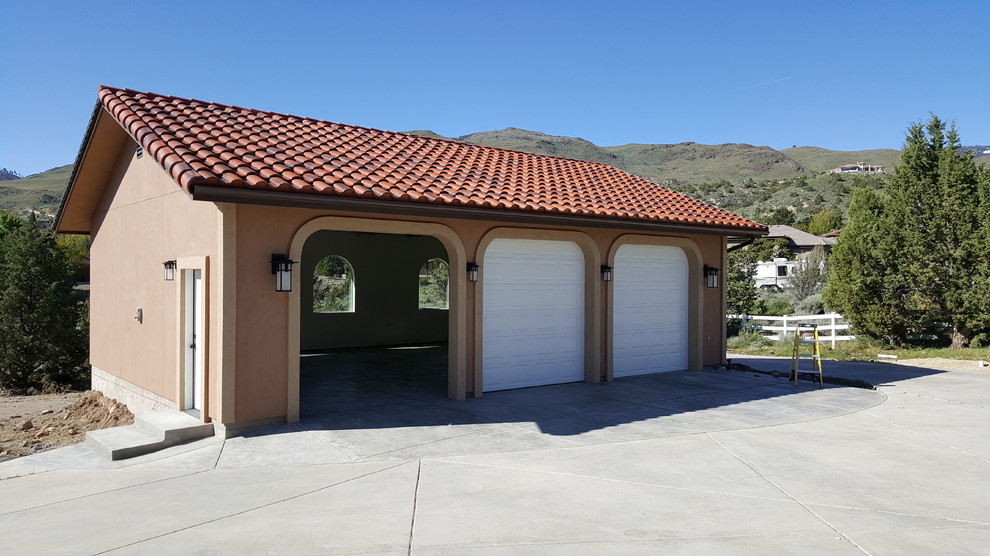 Bild på en stor funkis fristående trebils garage och förråd, med entrétak