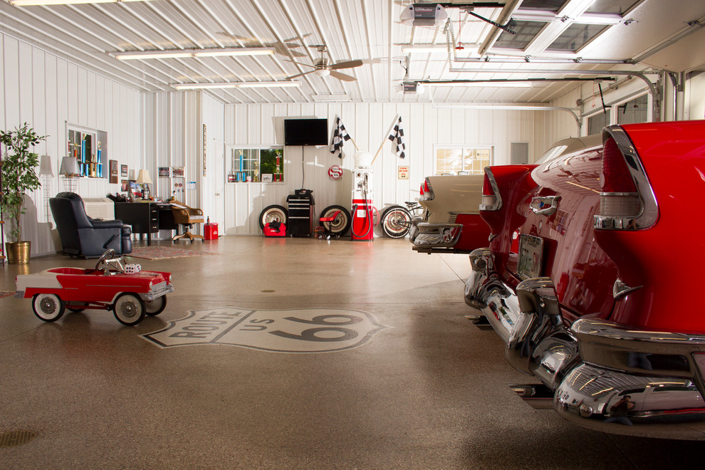 Immagine di un ampio garage per tre auto classico con ufficio, studio o laboratorio