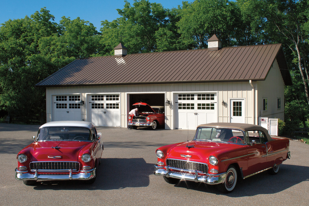 Klassisk inredning av en fristående fyrbils garage och förråd