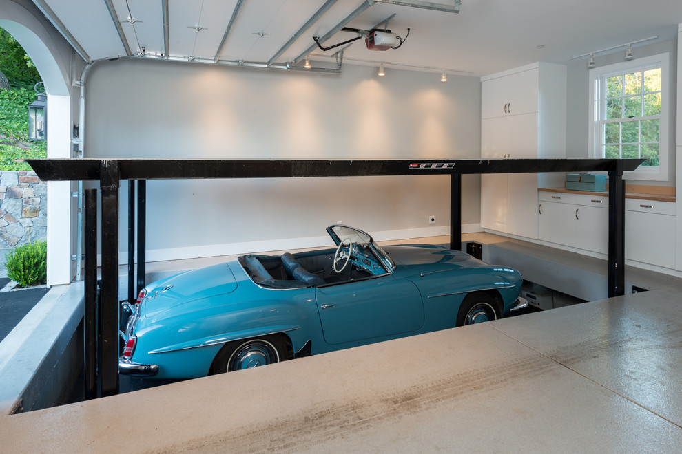 Свежая идея для дизайна: большой пристроенный гараж в классическом стиле для трех машин - отличное фото интерьера