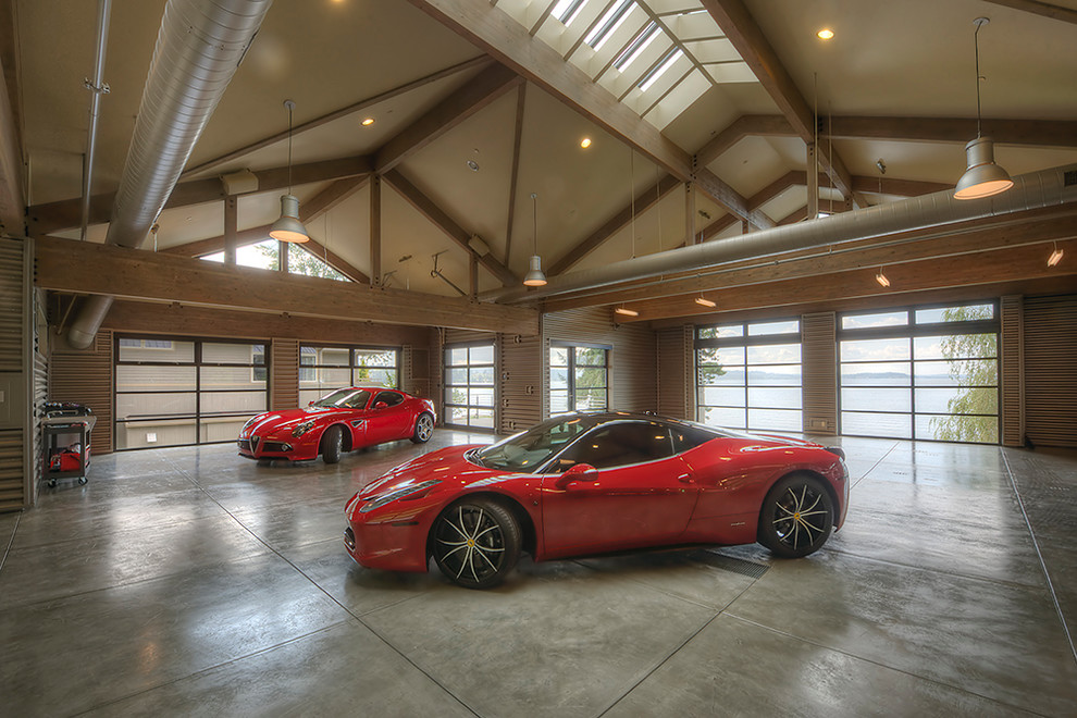 Cette photo montre un garage pour quatre voitures ou plus séparé.