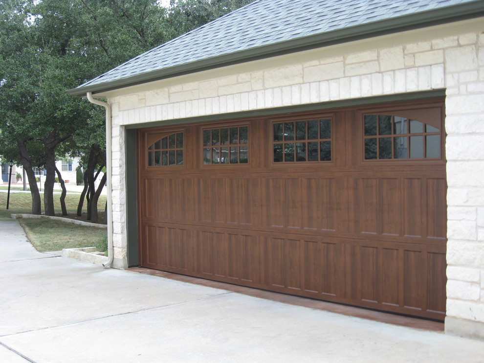 Пример оригинального дизайна: пристроенный гараж среднего размера в классическом стиле для двух машин
