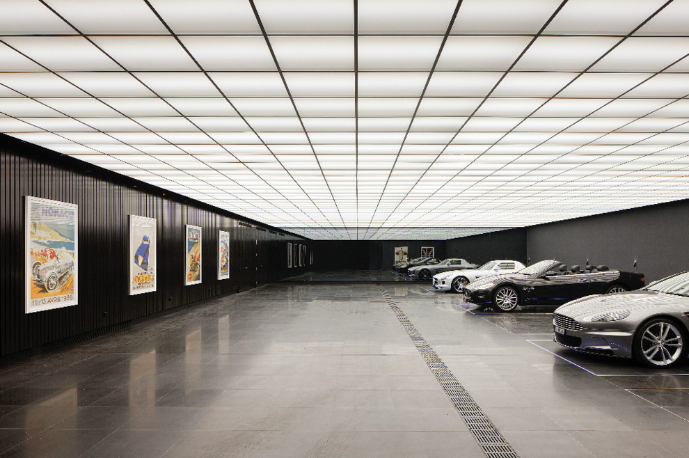 Свежая идея для дизайна: большой пристроенный гараж в классическом стиле для четырех и более машин - отличное фото интерьера