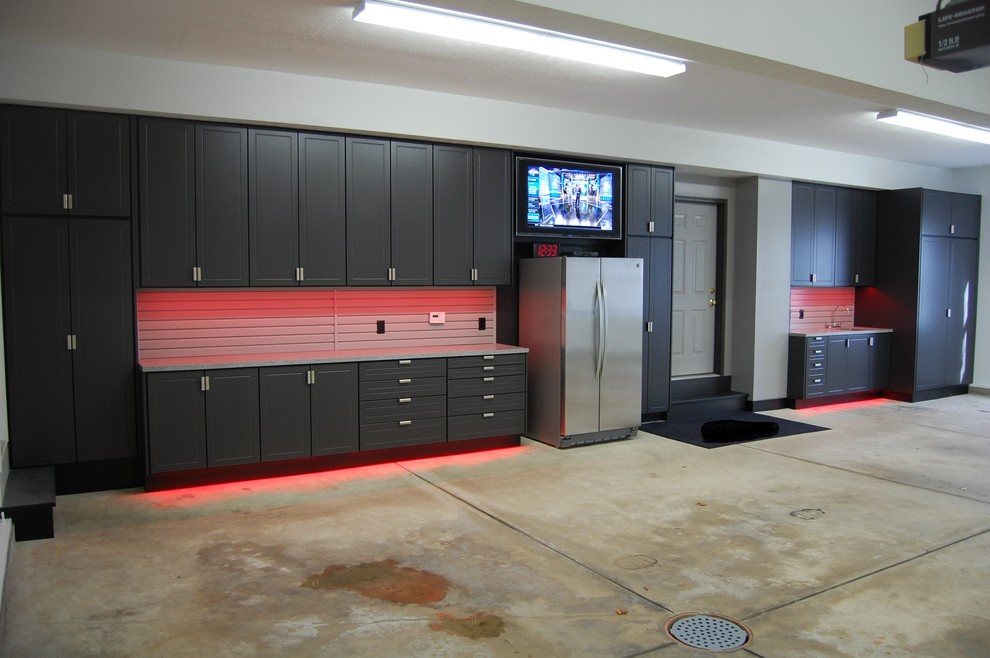 Esempio di grandi garage e rimesse industriali con ufficio, studio o laboratorio