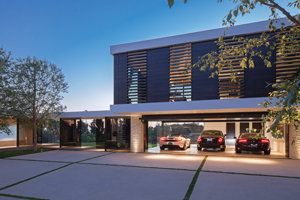 Пример оригинального дизайна: пристроенный гараж в современном стиле для трех машин