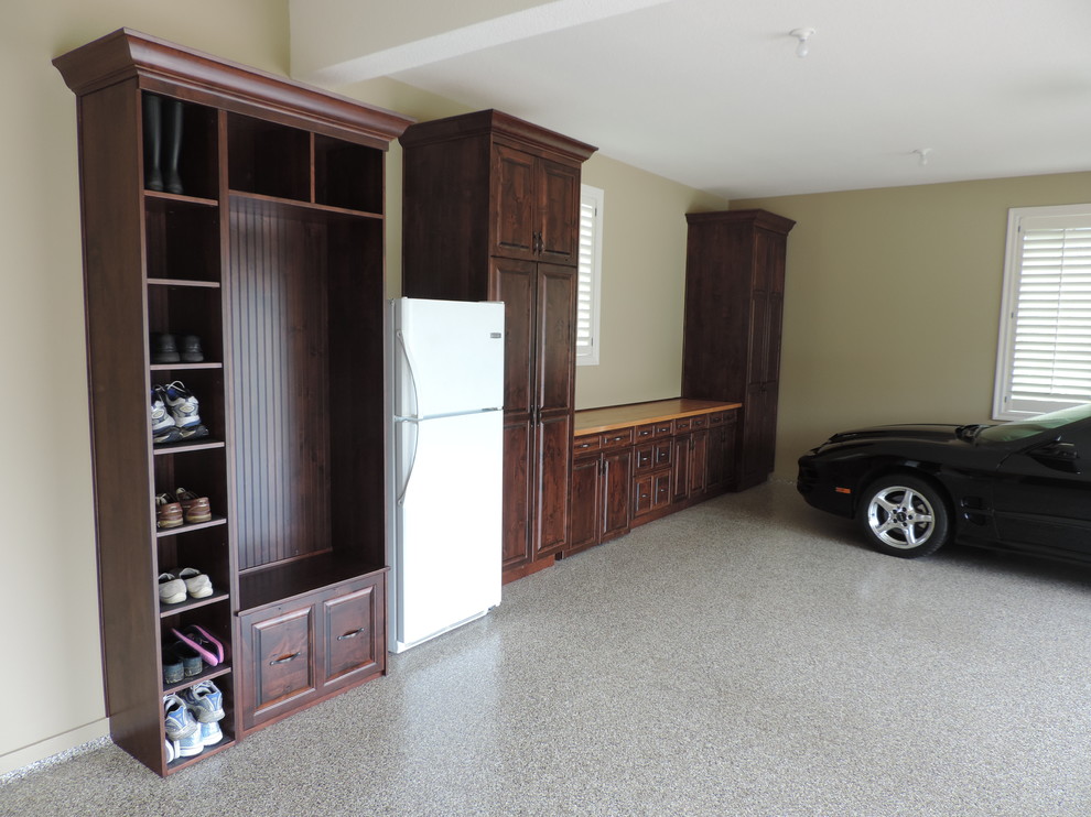 Inspiration pour un garage attenant traditionnel de taille moyenne avec un bureau, studio ou atelier.