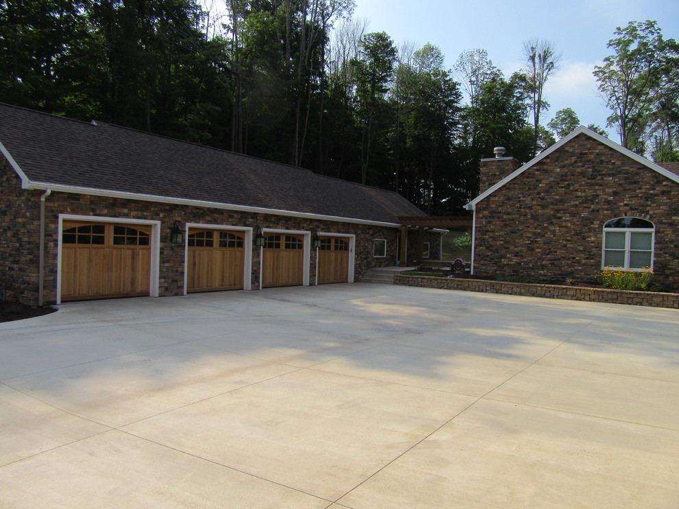 Exemple d'un très grand garage pour quatre voitures ou plus séparé craftsman.