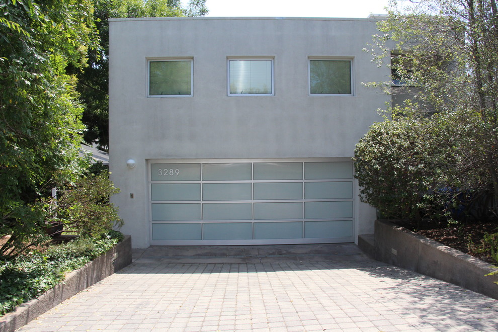 На фото: пристроенный гараж в современном стиле