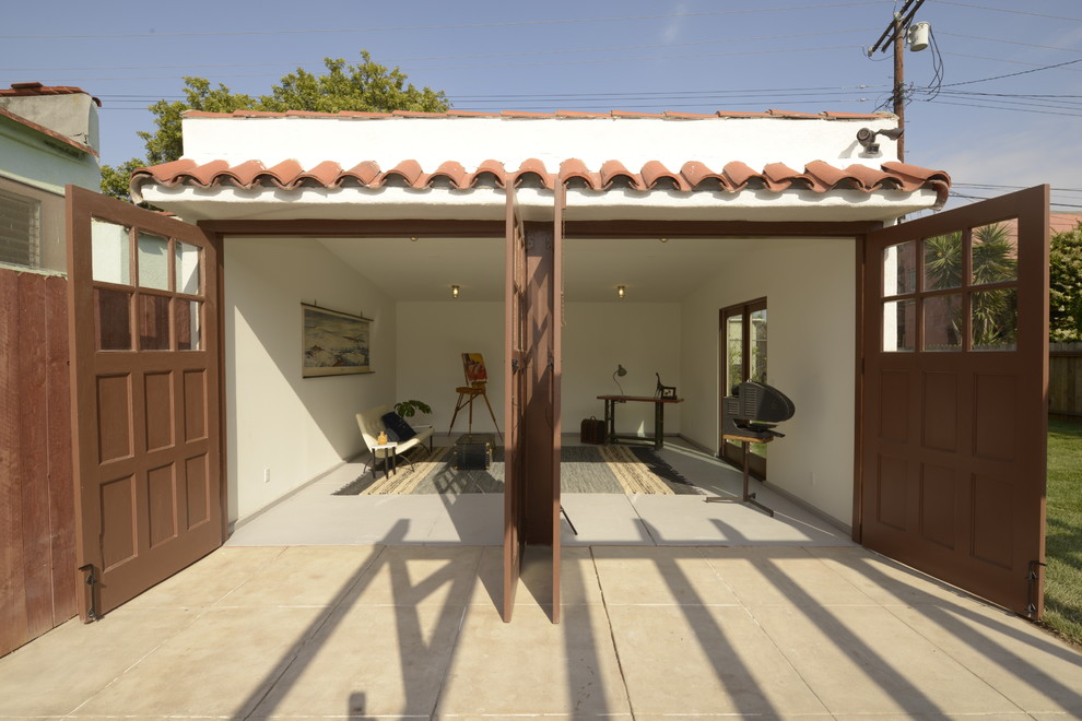 Mid-sized tuscan detached two-car garage workshop photo in Los Angeles