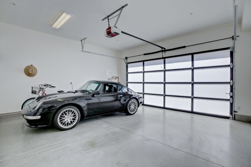 Bild på en funkis tillbyggd tvåbils garage och förråd