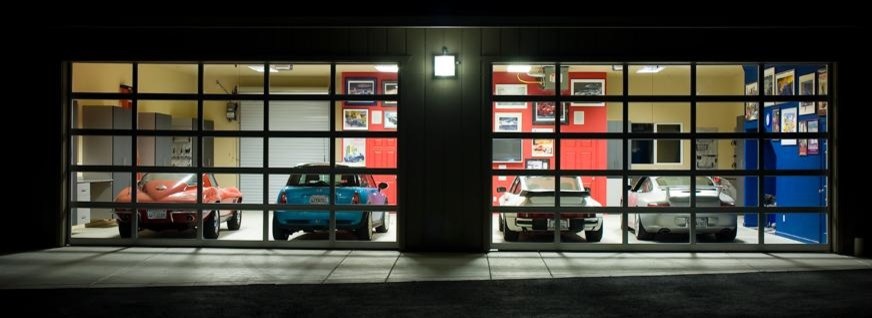 На фото: гараж в стиле модернизм с