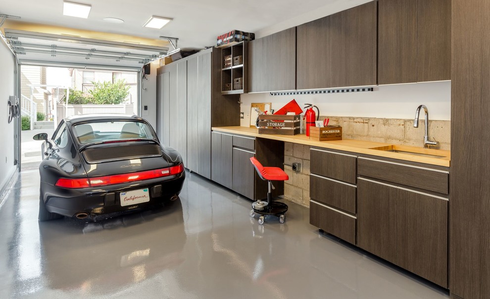 Cette image montre un petit garage pour une voiture attenant minimaliste.