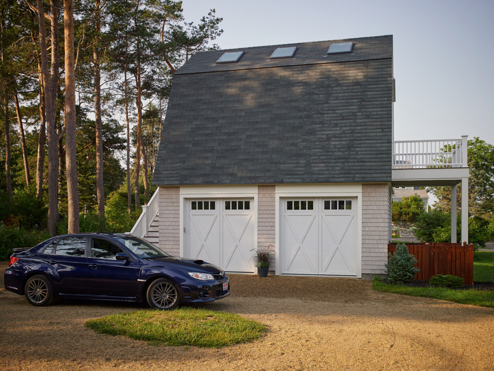Idée de décoration pour un garage pour deux voitures séparé champêtre de taille moyenne avec un bureau, studio ou atelier.