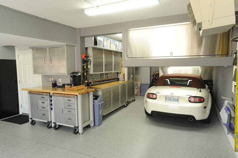 Cette photo montre un garage pour une voiture tendance.