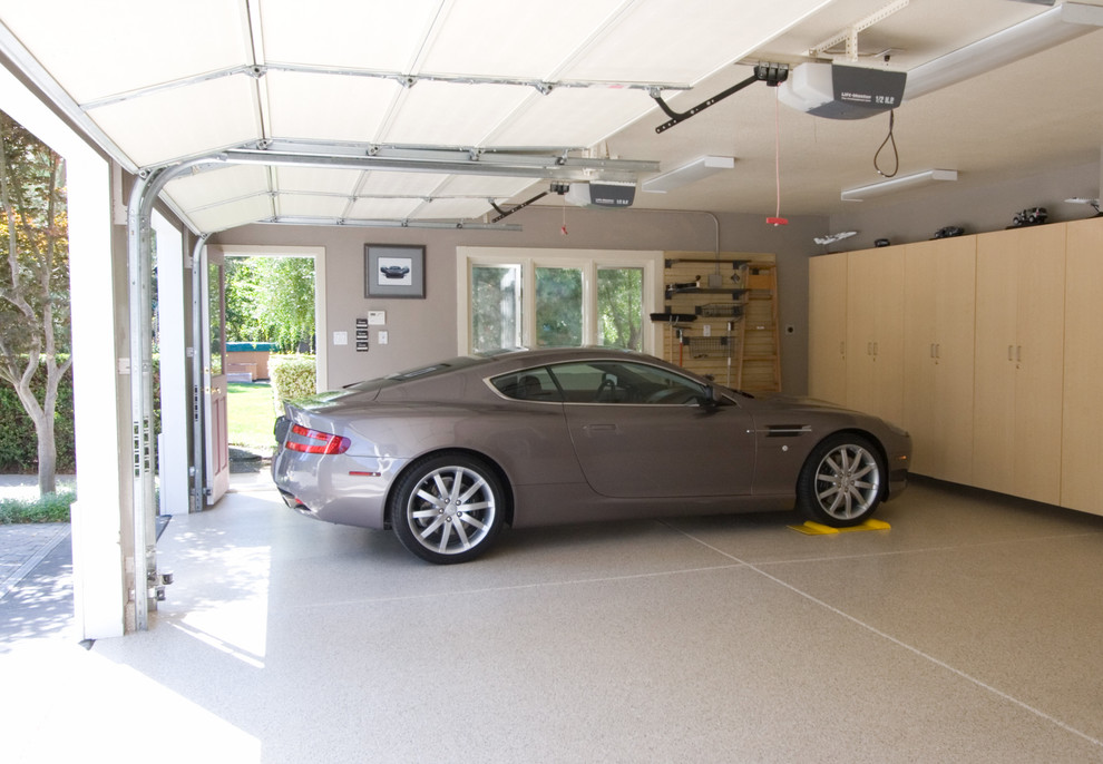 Idées déco pour un grand garage pour deux voitures moderne.