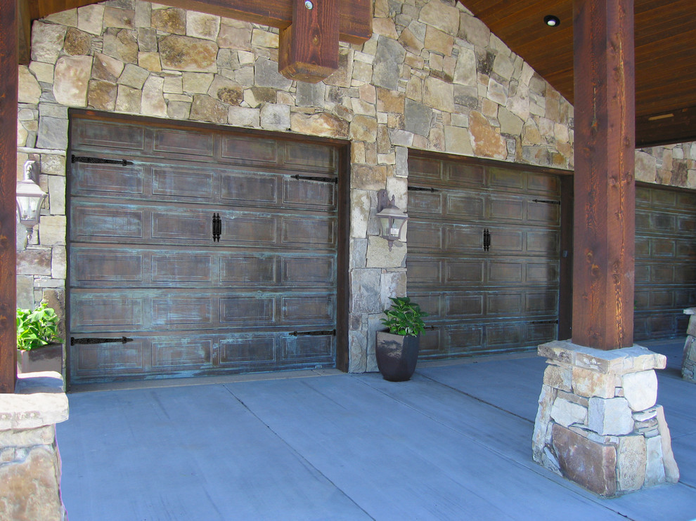 Idée de décoration pour un grand garage pour trois voitures attenant tradition.