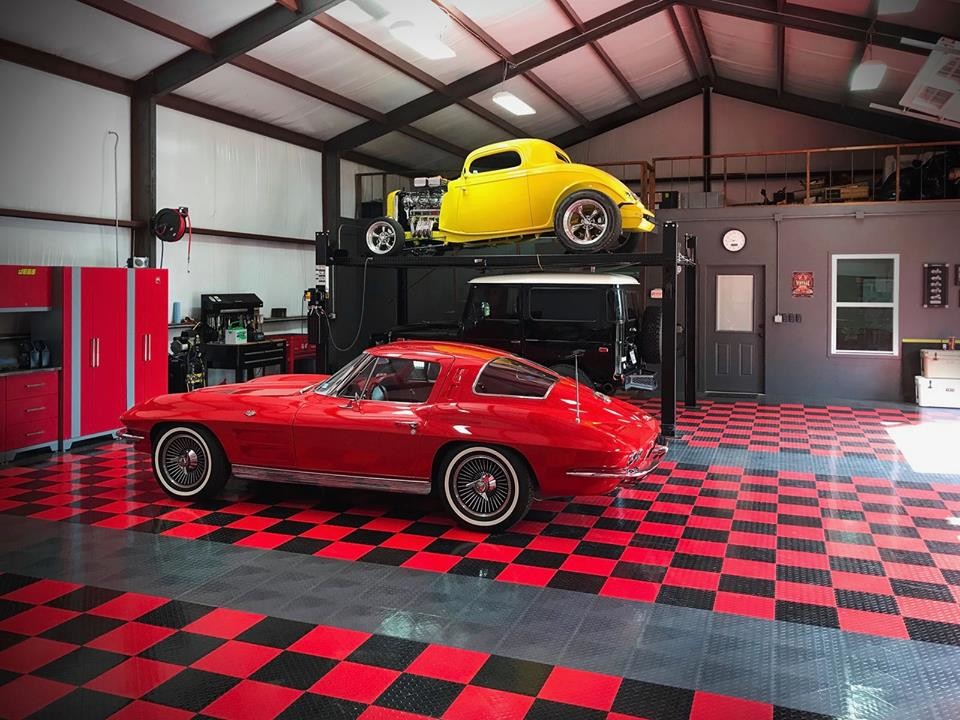 Large detached four-car garage photo in Dallas