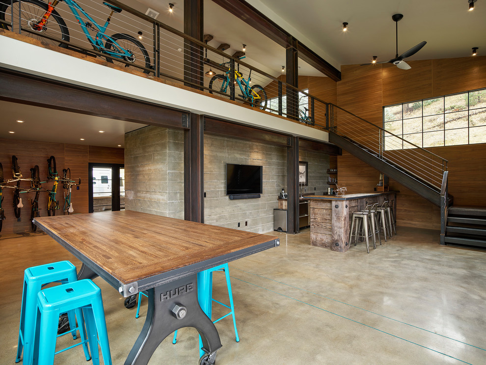 Cette image montre un grand garage séparé chalet avec un bureau, studio ou atelier.