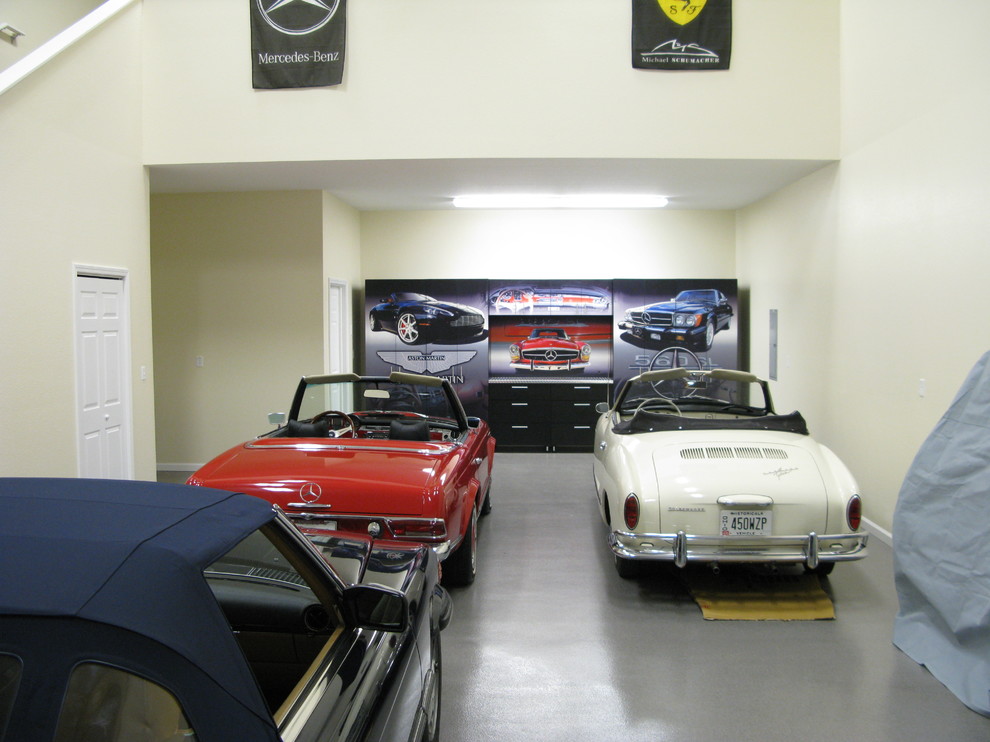 Inredning av en modern mycket stor fristående trebils garage och förråd