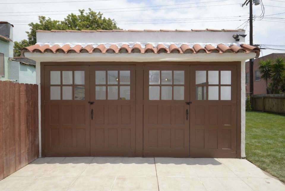 Réalisation d'un garage pour deux voitures séparé sud-ouest américain de taille moyenne avec un bureau, studio ou atelier.