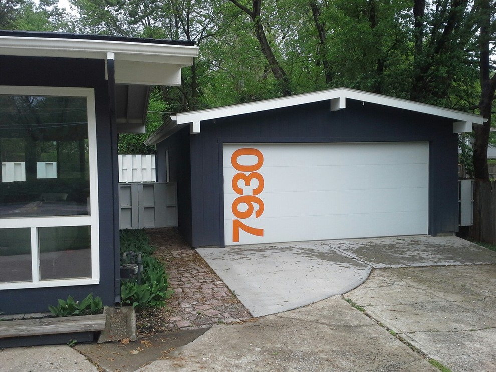 Photo of a large midcentury detached double garage in Kansas City.