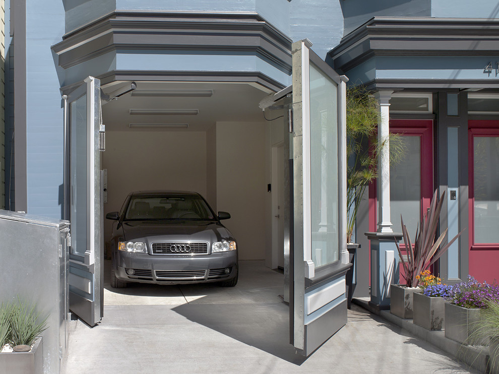 На фото: пристроенный гараж в викторианском стиле для одной машины