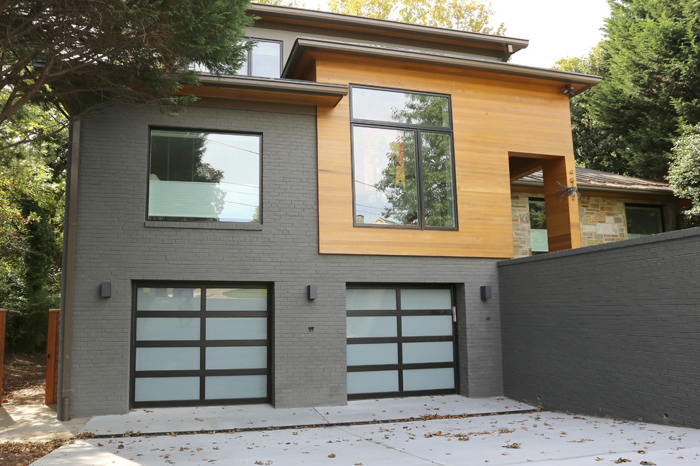 Пример оригинального дизайна: большой пристроенный гараж в стиле модернизм для двух машин